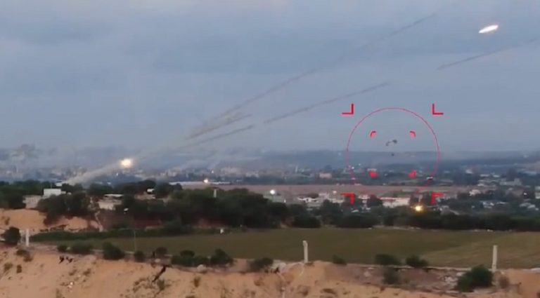ضربة صاروخية مكثفة تجاه مدينة عسقلان ( فيديو )