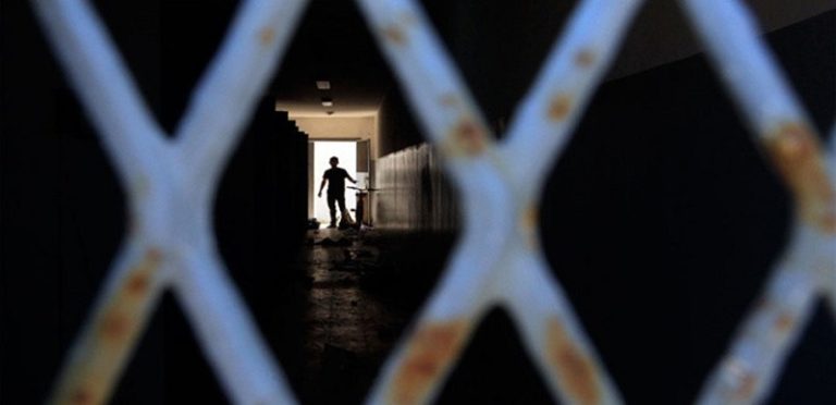 وفاة سجينين اختناقاً بعد إحراق نظارة مخفر اهدن