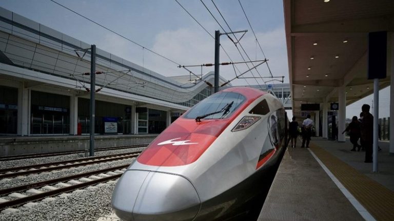 اندونيسيا تدشن أول قطار فائق السرعة في آسيا