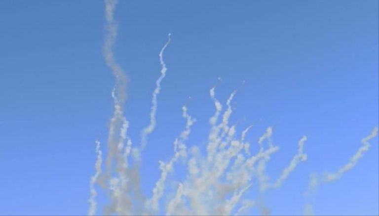 بالفيديو: وابل من الصواريخ على عسقلان