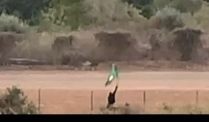 رفع علم حركة “أمل” عند الحدود.. والعدو يطلق النار