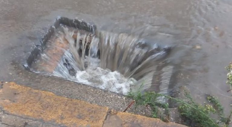 تجمع المياه على مستديرة “الشفروليه”.. و”الأشغال” تتدخل