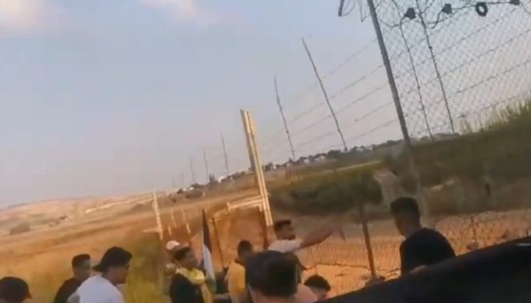 بالفيديو.. فلسطينيون يحاولون إزالة الشريط الشائك عند الحدود