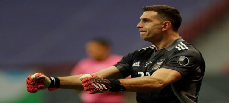 مارتينيز ينال المجد ويتوج بجائزة أفضل حارس في العالم