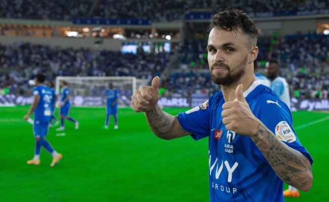 الهلال يعاقب نجمه بعد الاشكال مع مدربه