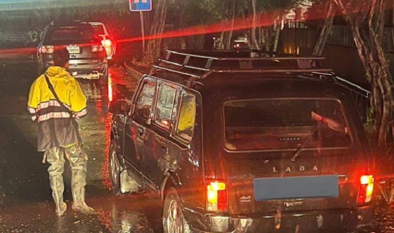 بالصور: طرقات غارقة.. ومواطنون محتجزون بسياراتهم!