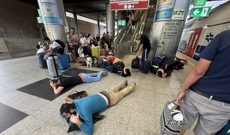 حالة من الهلع تصيب المسافرين في مطار اللد بعد قصفه ( فيديو )