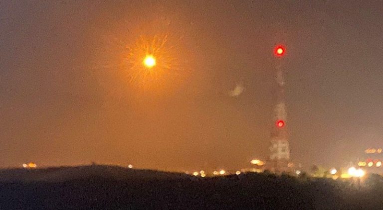 العدو يلقي قنابل مضيئة على الحدود