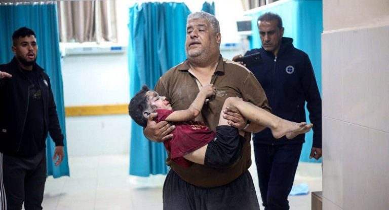 أول طفل غزاوي مصاب يصل بيروت