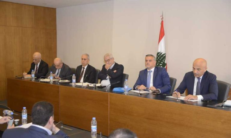 لجنة الأشغال تناقش وضع المطار