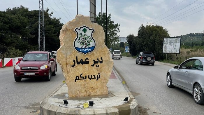 شرطة بلدية دير عمار تجول على محال النازحين