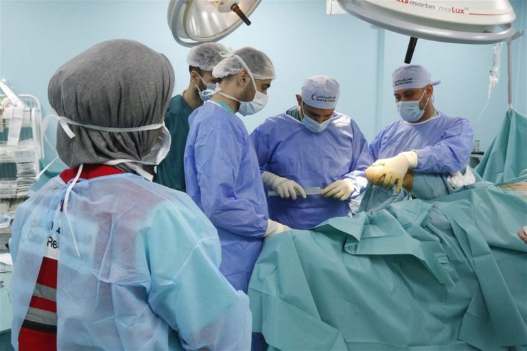 بالفيديو.. الكادر الطبي في غزة “سوف نبقى هنا”!