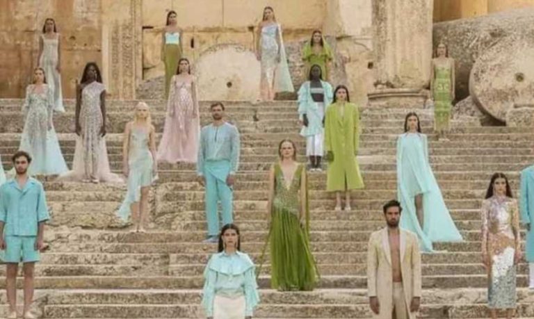 عرض أزياء في قلعة بعلبك!