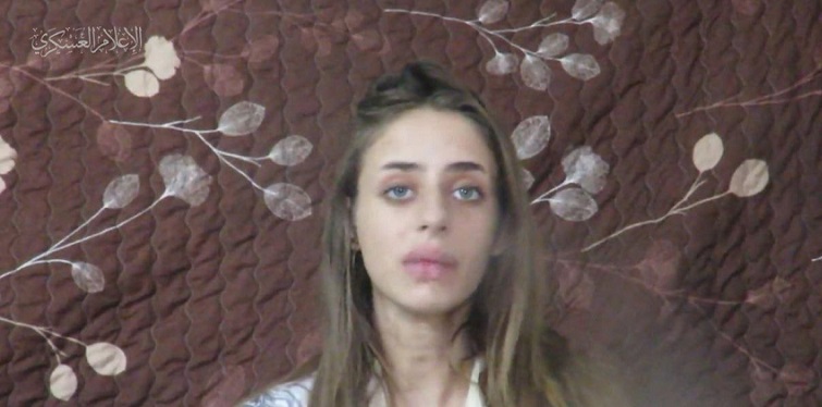 بالفيديو.. إحدى أسيرات الاحتلال تكشف ما فعله “القسام”