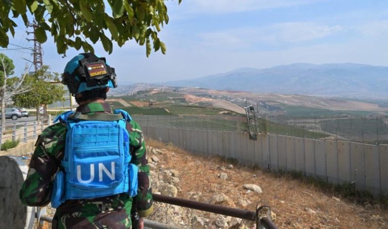 “اليونيفيل” عالقة بين صواريخ “إسرائيل” و”حزب الله”!