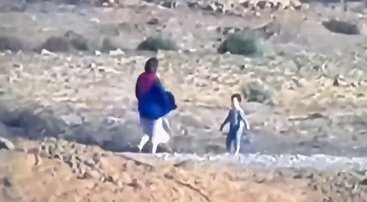 بالفيديو.. “القسام” تُطلق سراح مستوطنة “إسرائيلية” وطفليها