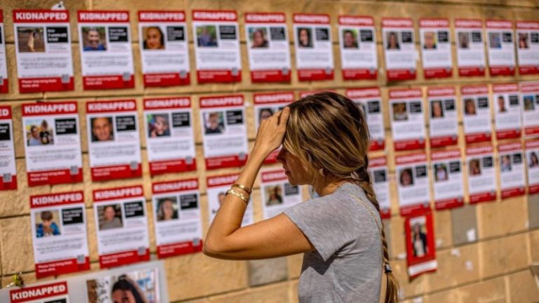 عائلات الرهائن لدى “حماس”: لماذا تكثيف القصف على غزة؟