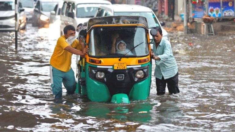 بالفيديو.. قتلى بفيضانات شمال شرق الهند