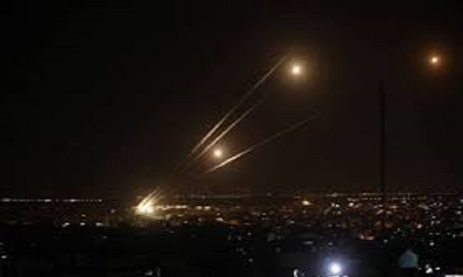 بالفيديو.. صواريخ بالقرب من مصانع البحر الميت و”تل أبيب”