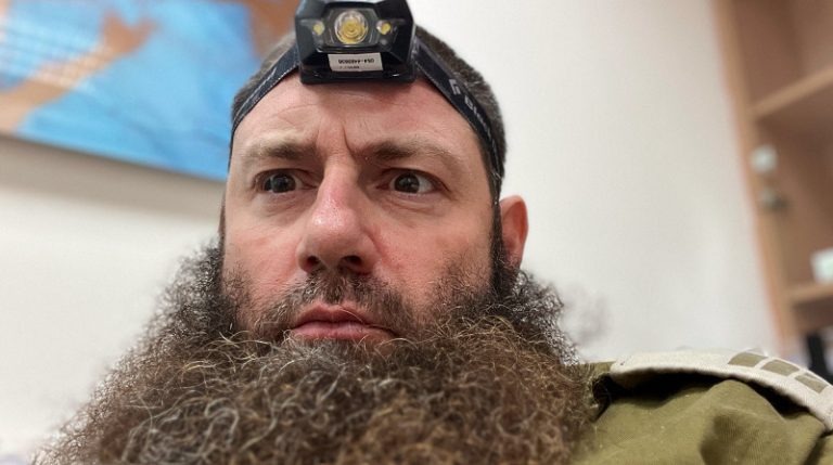 بالصور.. “حاخام الرياض” يلتحق بقوات الإحتلال ويهدّد غزّة بـ”النووي”!