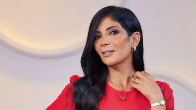 بالفيديو والصور.. منى زكي “عارضة” بإسبوع الموضة في باريس!