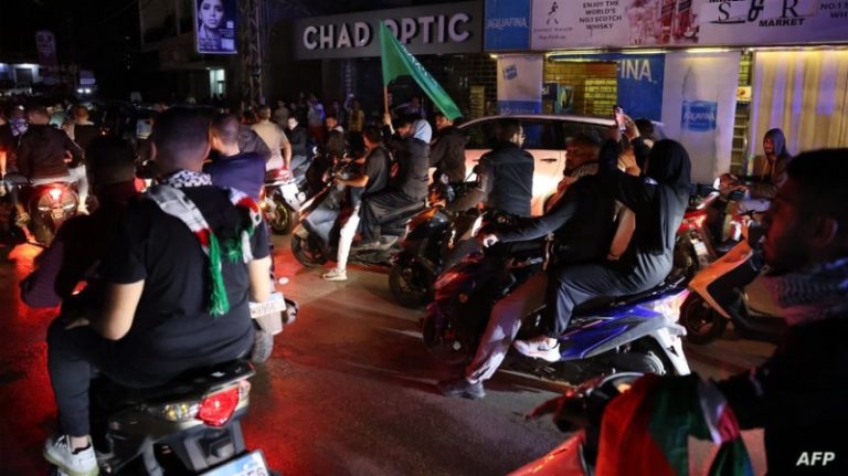 بالفيديو.. الإحتجاجات مستمرة أمام السفارة الفرنسية