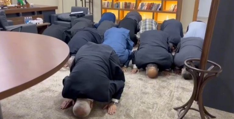 بالفيديو.. هنية وقيادات من “حماس” يسجدون بعد عملية “طوفان الأقصى”