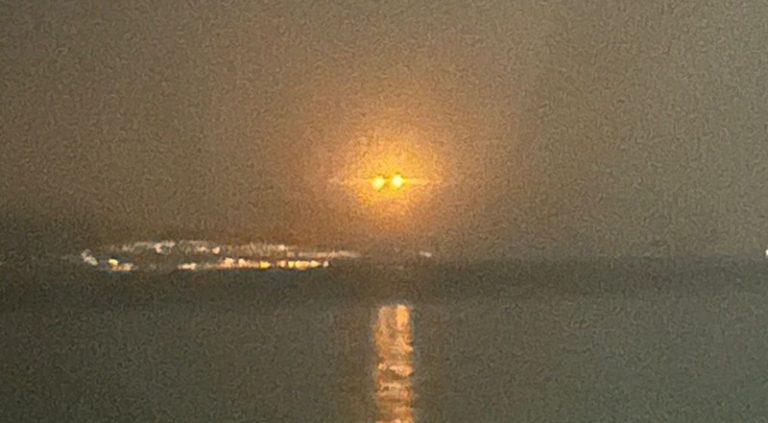 العدو يلقي قنابل مضيئة في رأس الناقورة