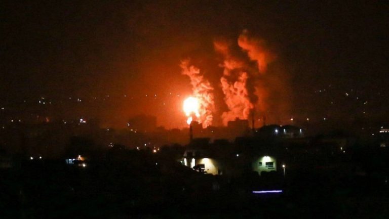 هجمات عنيفة على غزة فجراً