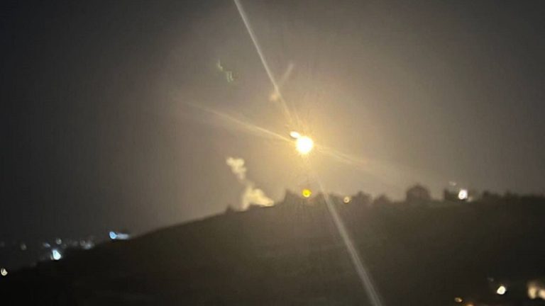 قصف مدفعي وفوسفوري عنيف على قرى جنوبية ليلاً