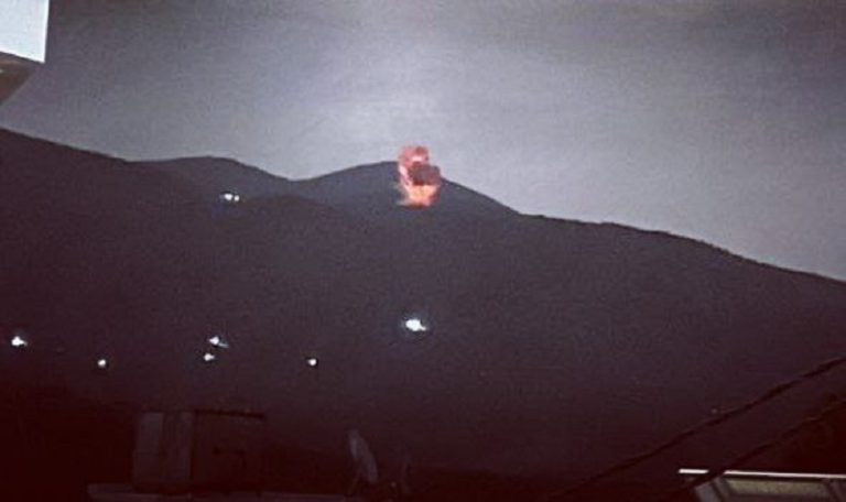 غارات جوية وقنابل مضيئة على القرى الحدودية