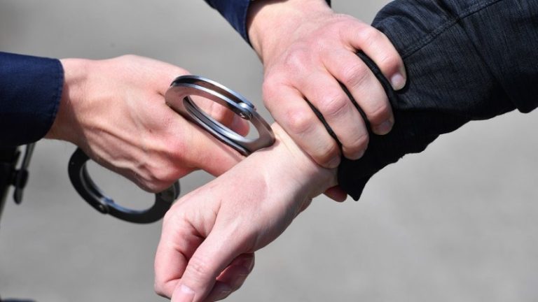 أوكراني شك بخيانة صديقته فانتقم منها بطريقة بشعة جداً!