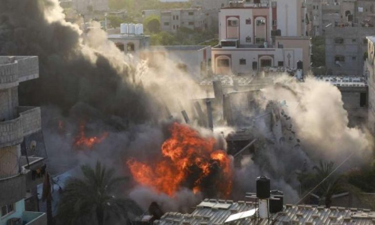 بالفيديو.. غارات عنيفة على غزة وإستهداف سيارة إسعاف