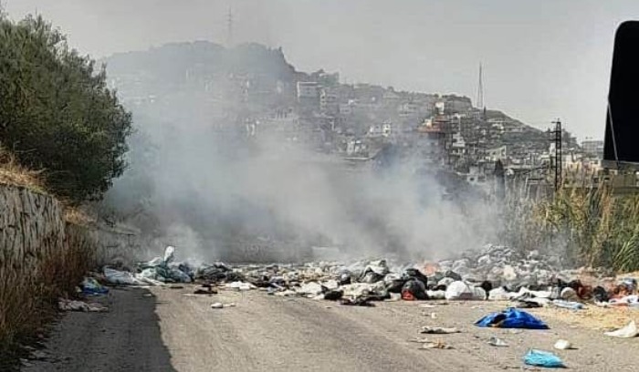 قطع الطريق في المنية بسبب تراكم النفايات