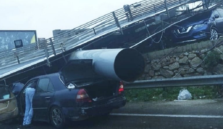 بالفيديو.. سقوط لوحة إعلانية على معرض سيارات في الرميلة!