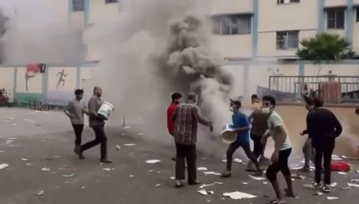 بالفيديو.. قنابل فوسفورية على مدرسة للاونروا في غزة
