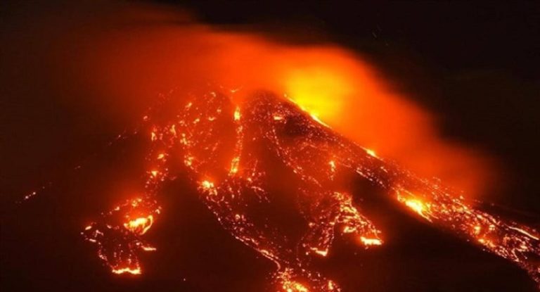 رغم الثلوج.. ثوران أكبر بركان نشط في أوروبا! (فيديو)