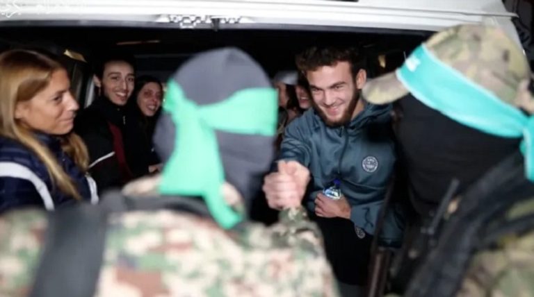 مستشار نتنياهو: لا يزال هناك 140 أسيراً لدى “حماس”