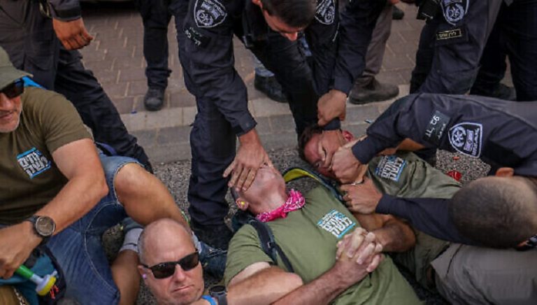 بالفيديو.. صدامات بين المتظاهرين والشرطة أمام مقر إقامة نتنياهو