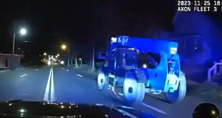 بالفيديو.. مطاردة طفل يقود شاحنة مسروقة