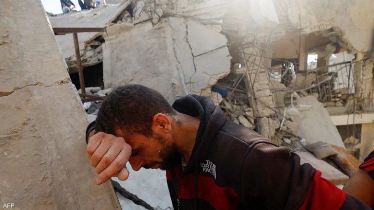 بالفيديو.. نقل المصابين والشهداء بالعربات الخشبية في غزة