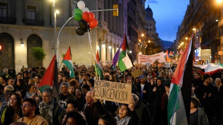 بلدية برشلونة تقطع علاقاتها مع “إسرائيل”