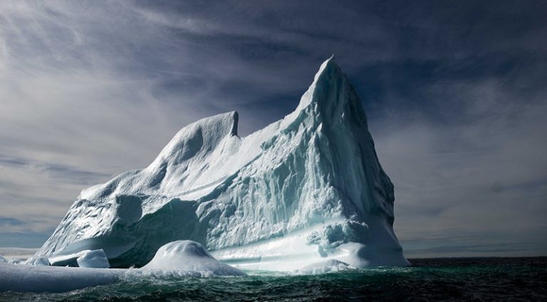 أكبر جبل جليدي في العالم يتحرك!