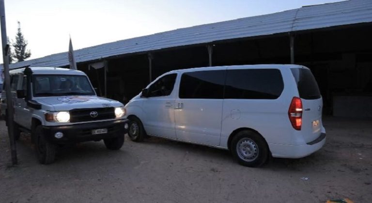 بالفيديو | تسليم الدفعة الأولى من الأسرى الصهاينة