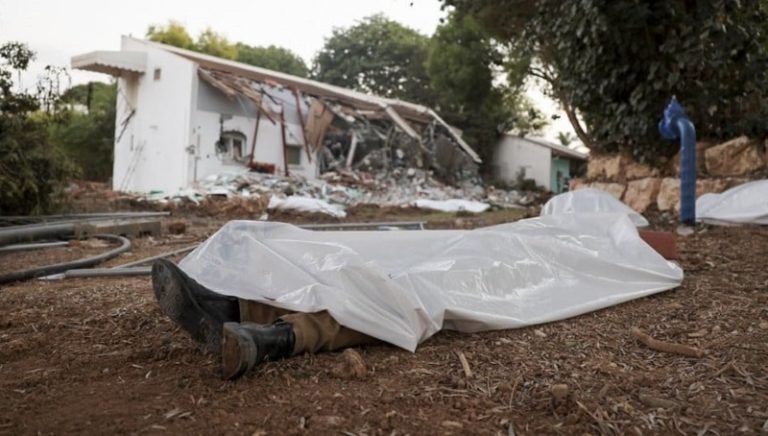 “هآرتس”: “إسرائيل” لن تفرج عن أسرى فلسطينيين أحياء مقابل جثث “إسرائيلية”