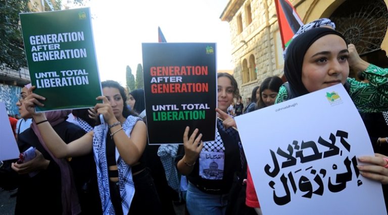 الجامعة الأميركية: من يتضامن مع المقاومة مجرم!