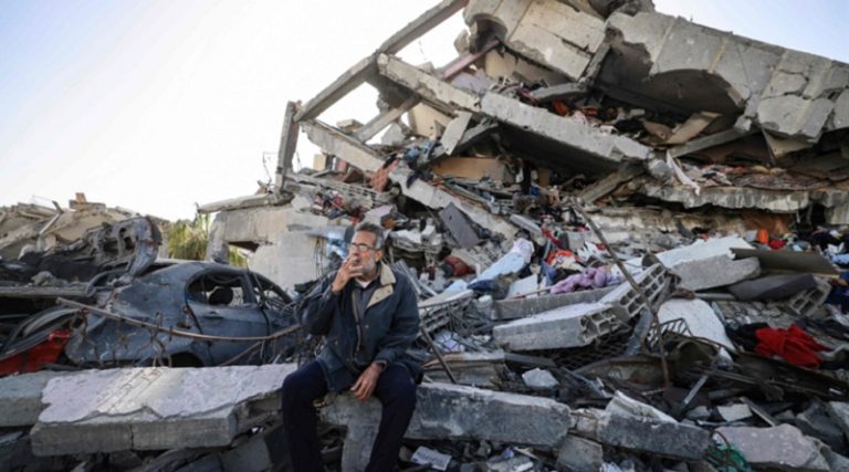 الغزيّون على أنقاض منازلهم: “والله ما بنطلع”