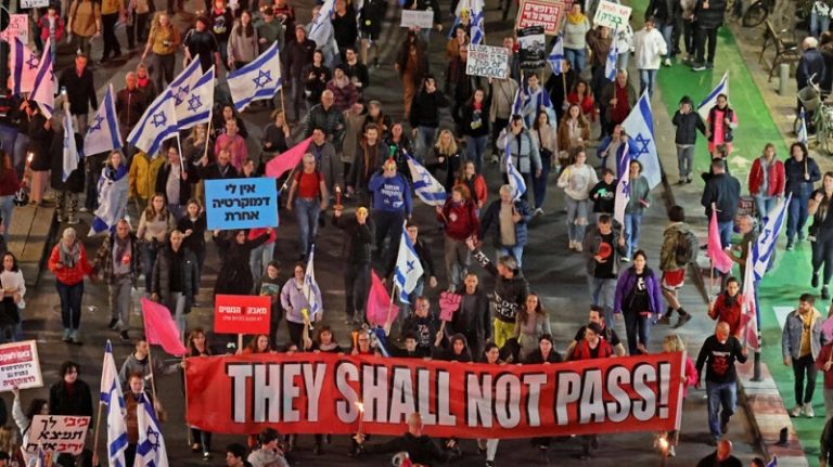 بالفيديو.. آلاف المتظاهرين في “تل أبيب”