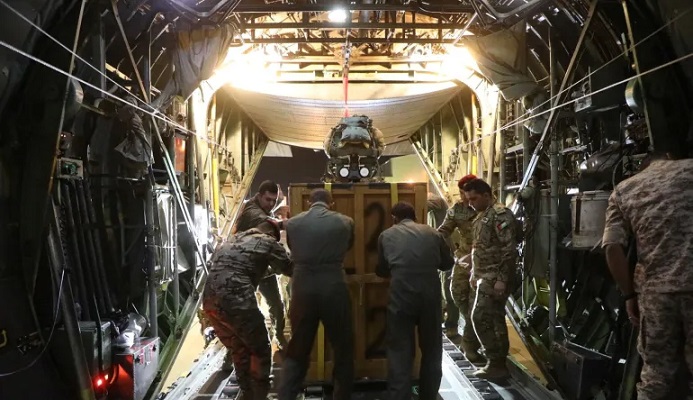 هل كان الملك عبد الله في الطائرة التي أسقطت المساعدات في غزة؟ (فيديو)