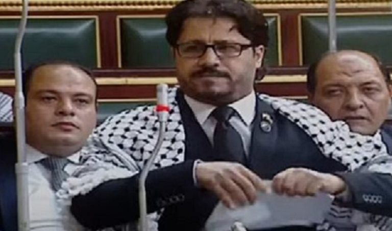 نائب مصري يمزّق اتفاقية “كامب ديفيد” في مجلس النواب